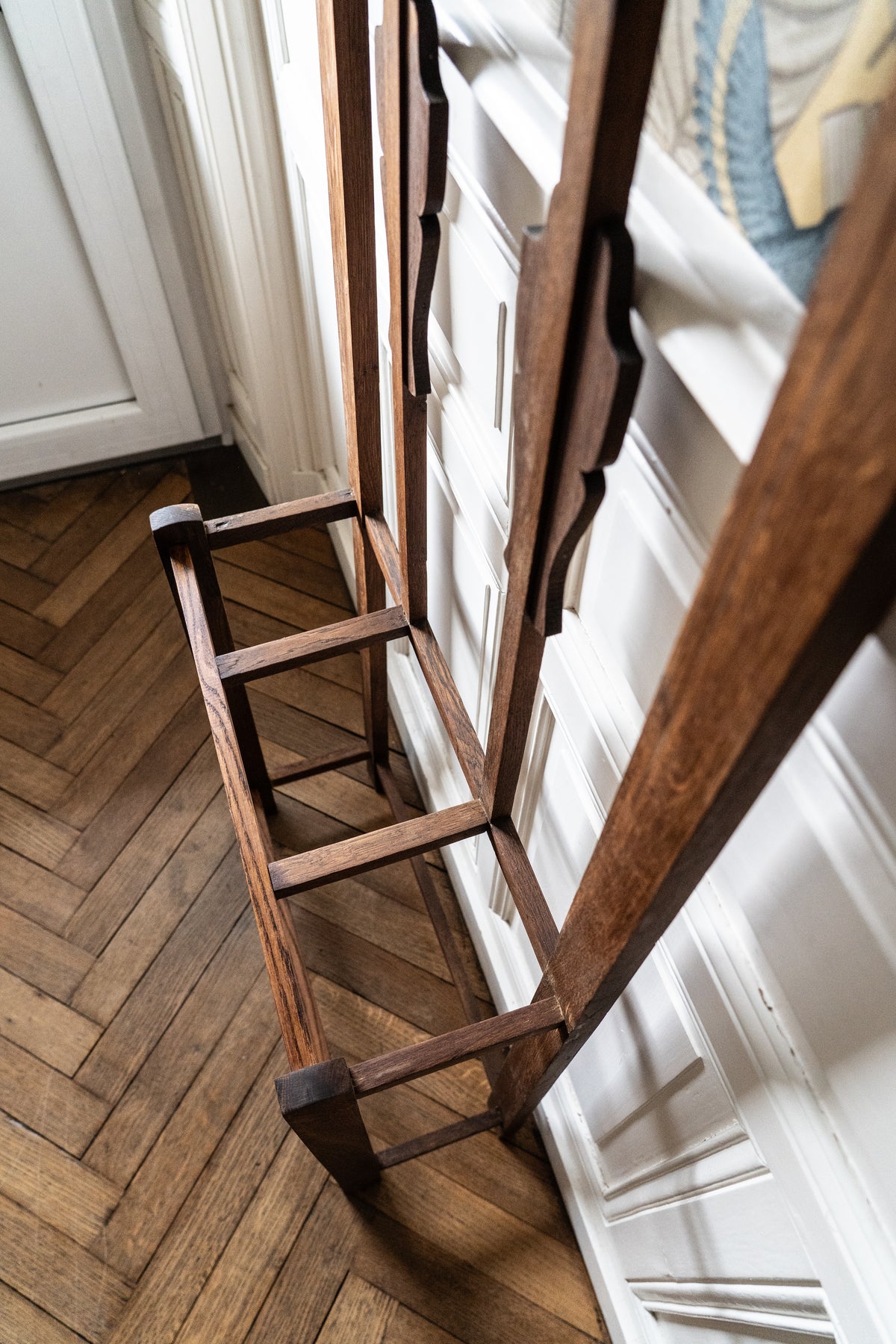 vestiaire en chêne, vintage années 50 - un miroir rectangulaire - 5 patères - porte-parapluies, sol en parquet, entrée maison bourgeoise