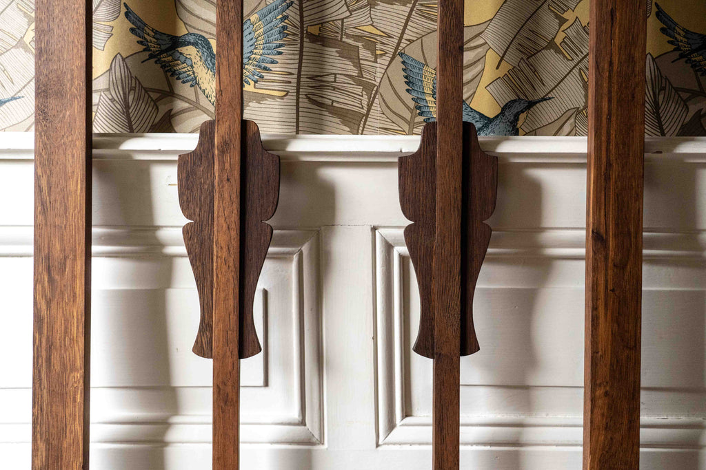 détail d'un vestiaire en chêne, vintage années 50 dans une entrée maison bourgeoise
