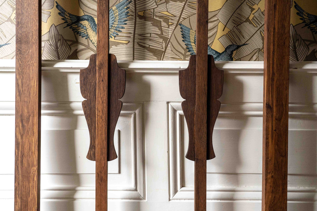 détail d'un vestiaire en chêne, vintage années 50 dans une entrée maison bourgeoise