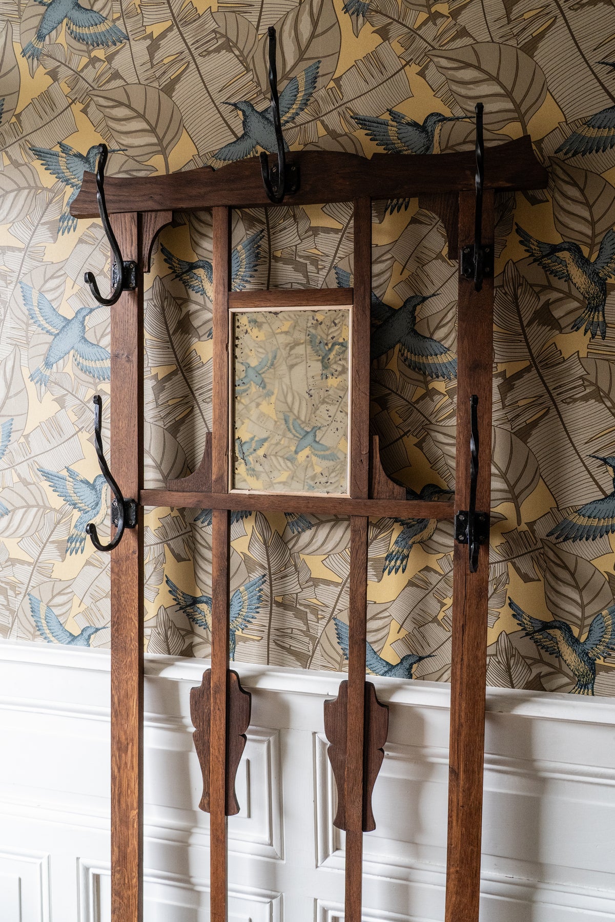 vestiaire en chêne, vintage années 50 - un miroir rectangulaire - 5 patères dans une entrée maison bourgeoise
