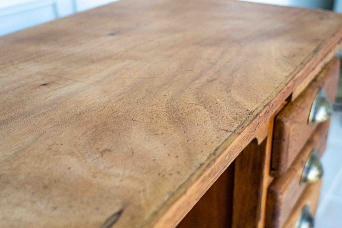 vue du dessus, plateau en frêne d'un bureau pour enfant