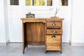 bureau enfant en chêne plateau en frêne - 3  tiroirs dont 1 classeur - tablette escamotable, dans une véranda avec objets disposés
