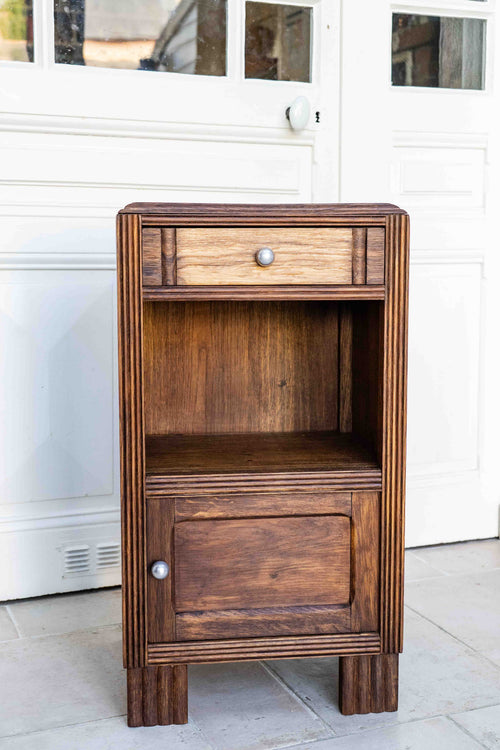 table chevet en chêne tiroir sculpté belle patine, dans une véranda maison bourgeoise