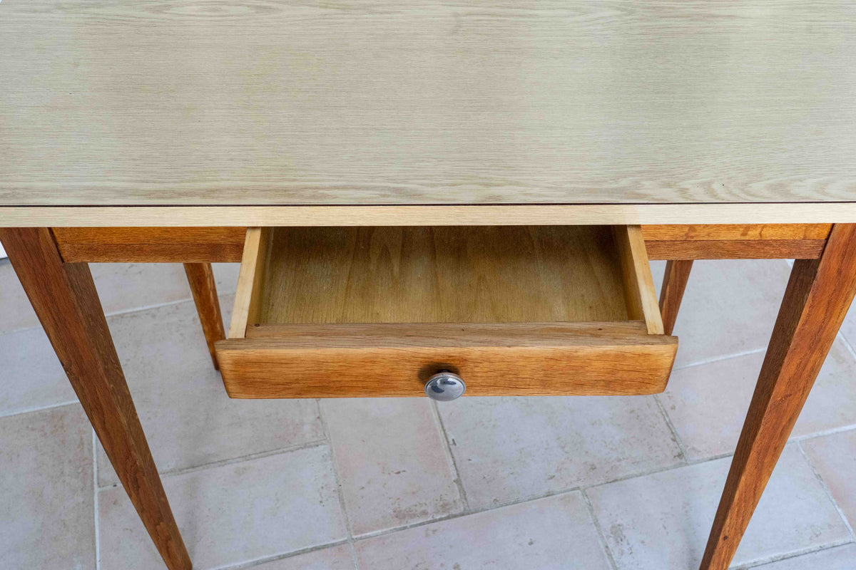 table en formica années 60 tiroir ouvert, vue du dessus, pieds galbés