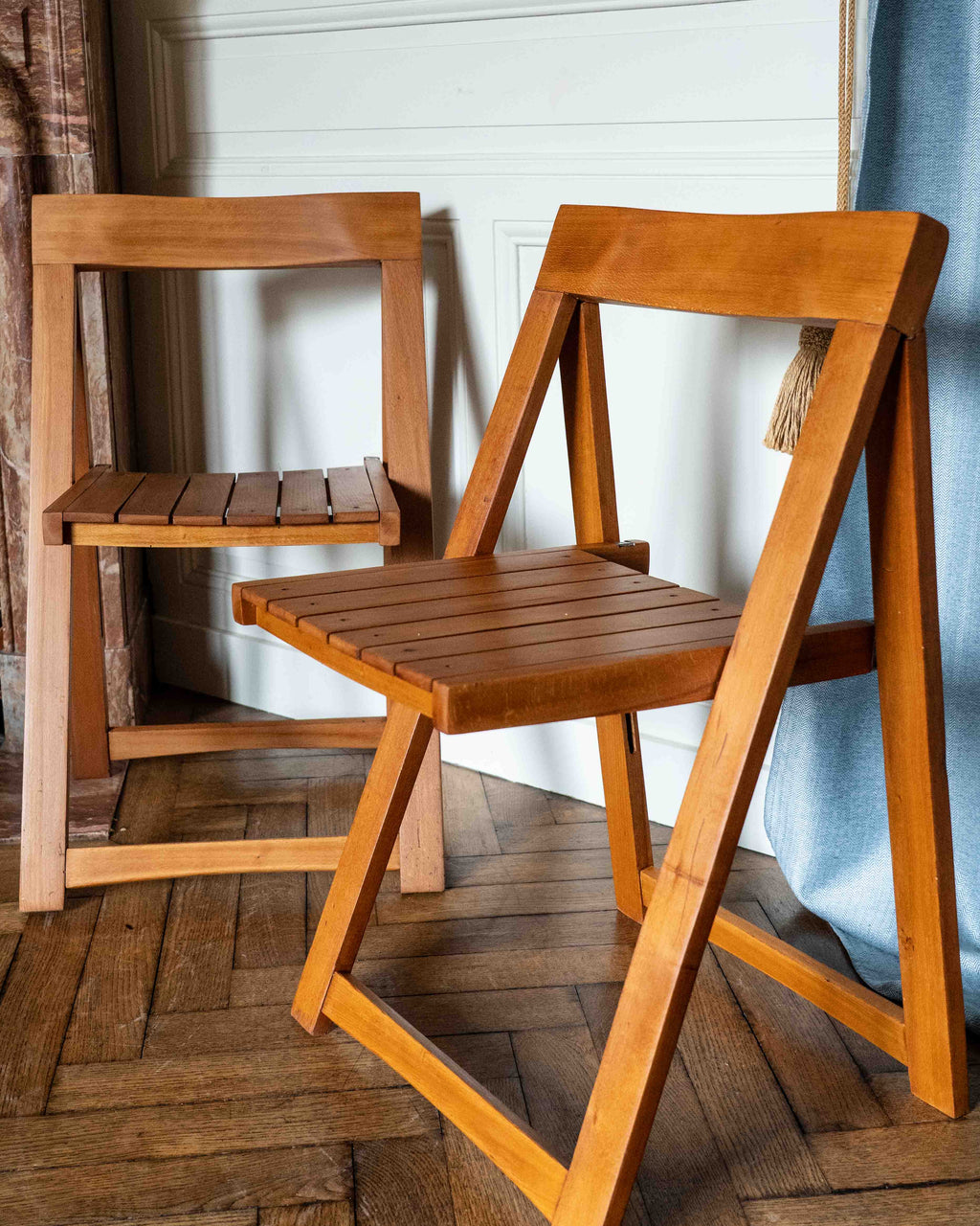 paire de chaises pliantes en bois dans un salon