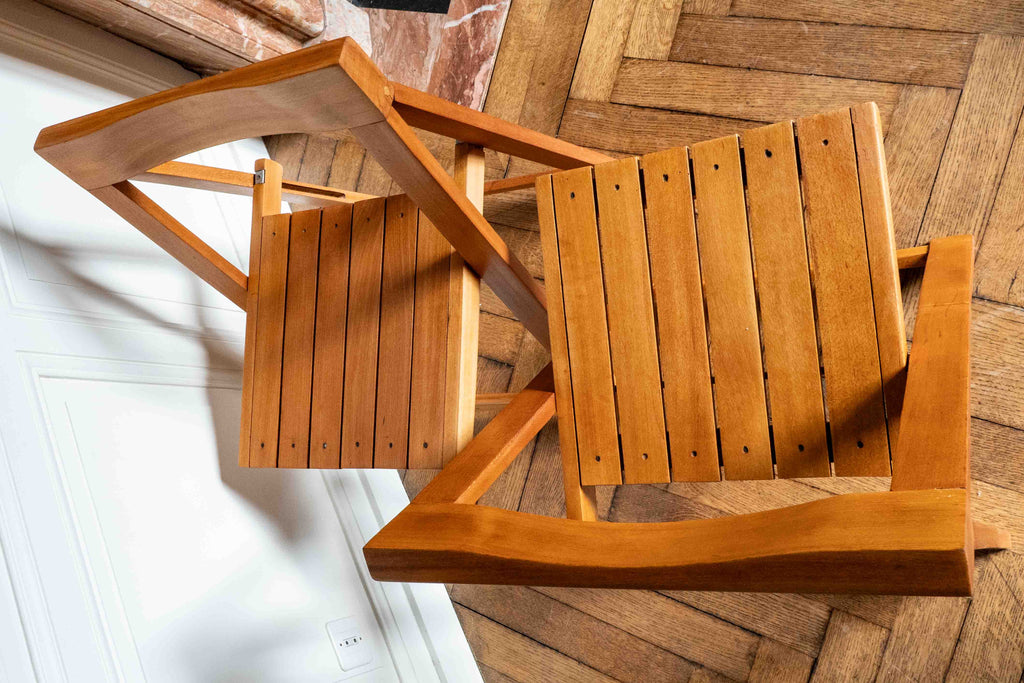 paire de chaises pliantes en bois vue du dessus dans un salon avec parquet et moulures